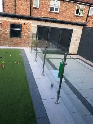Round post glass balustrade