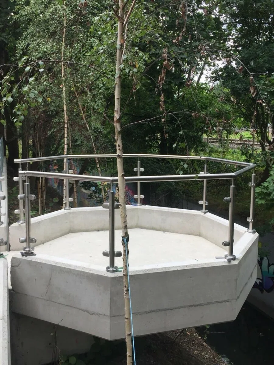 Round post glass balustrade