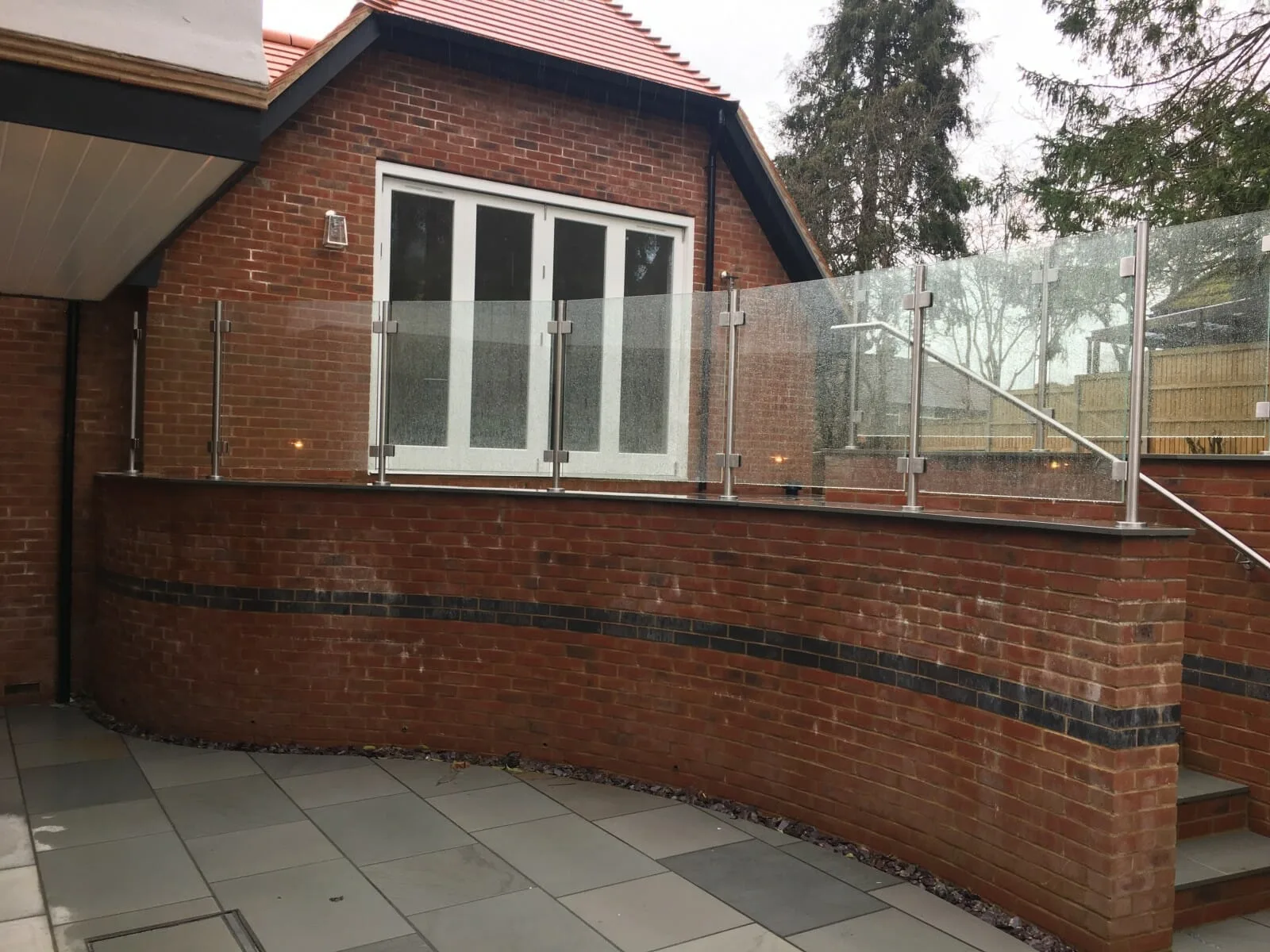 Round post glass balustrade