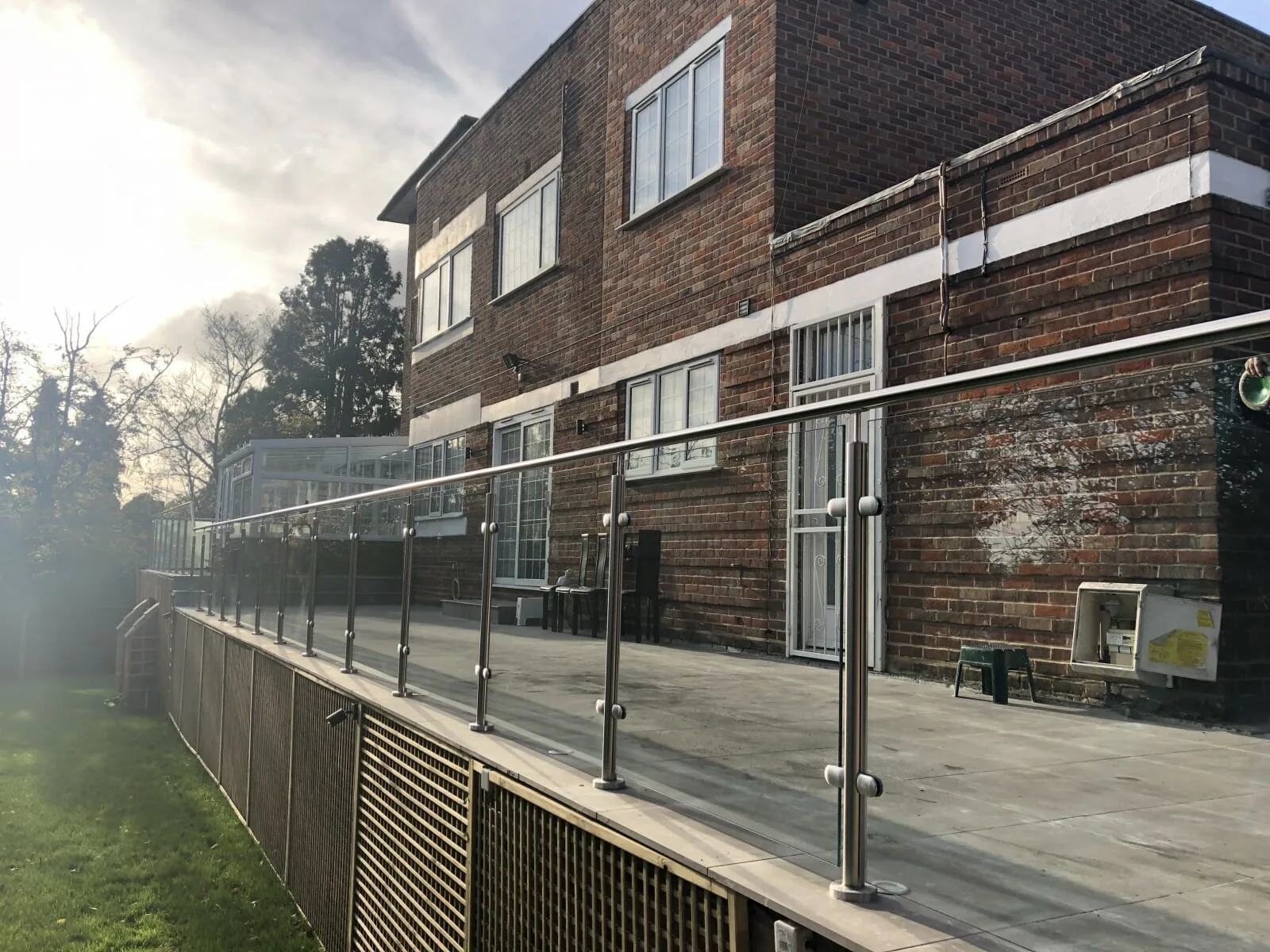 Round post glass balustrade