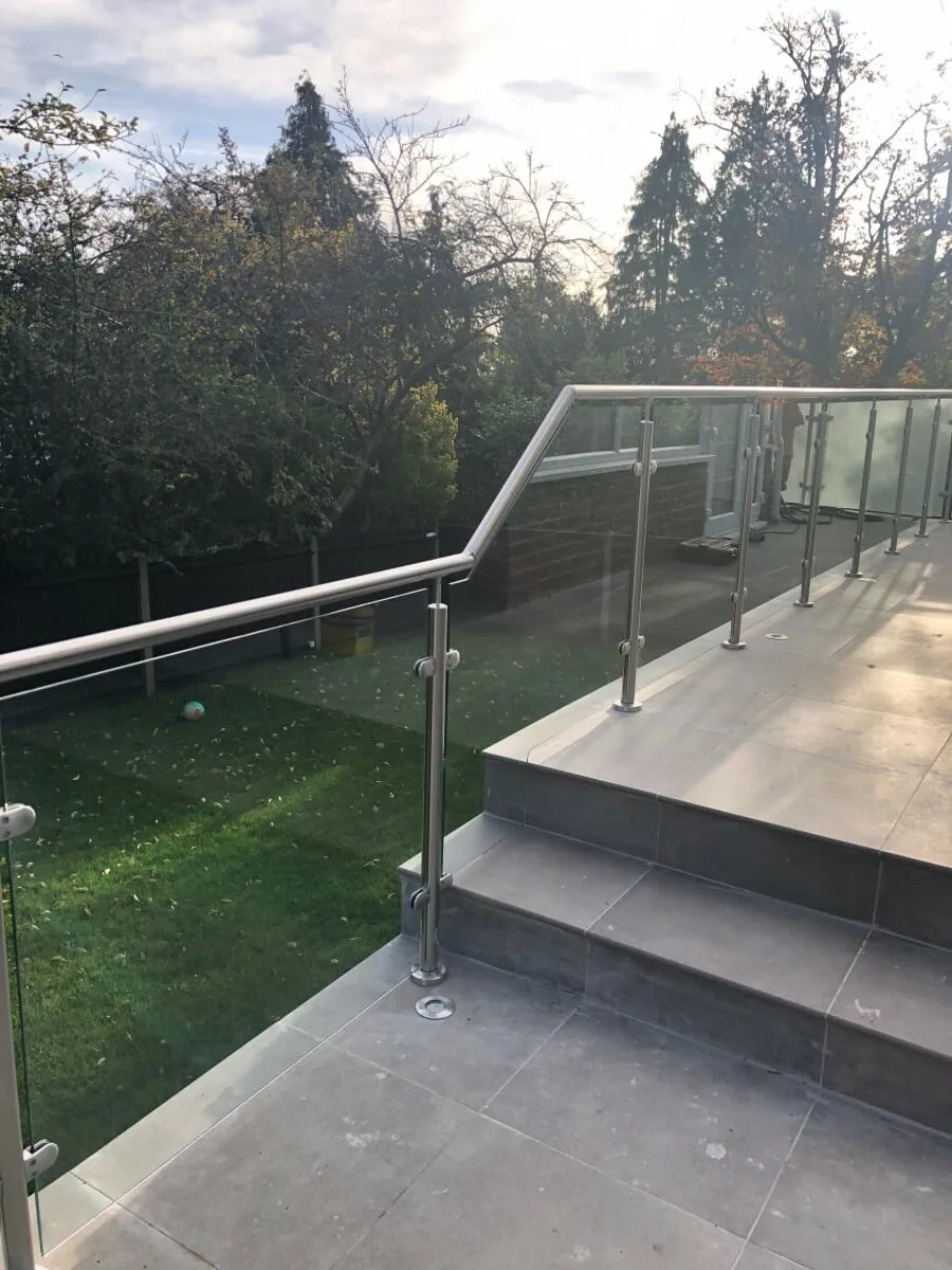 Round post glass balustrade