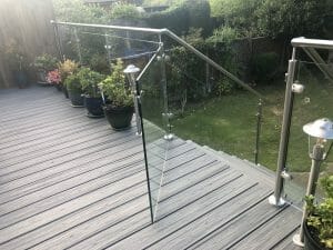 Round post glass balustrade