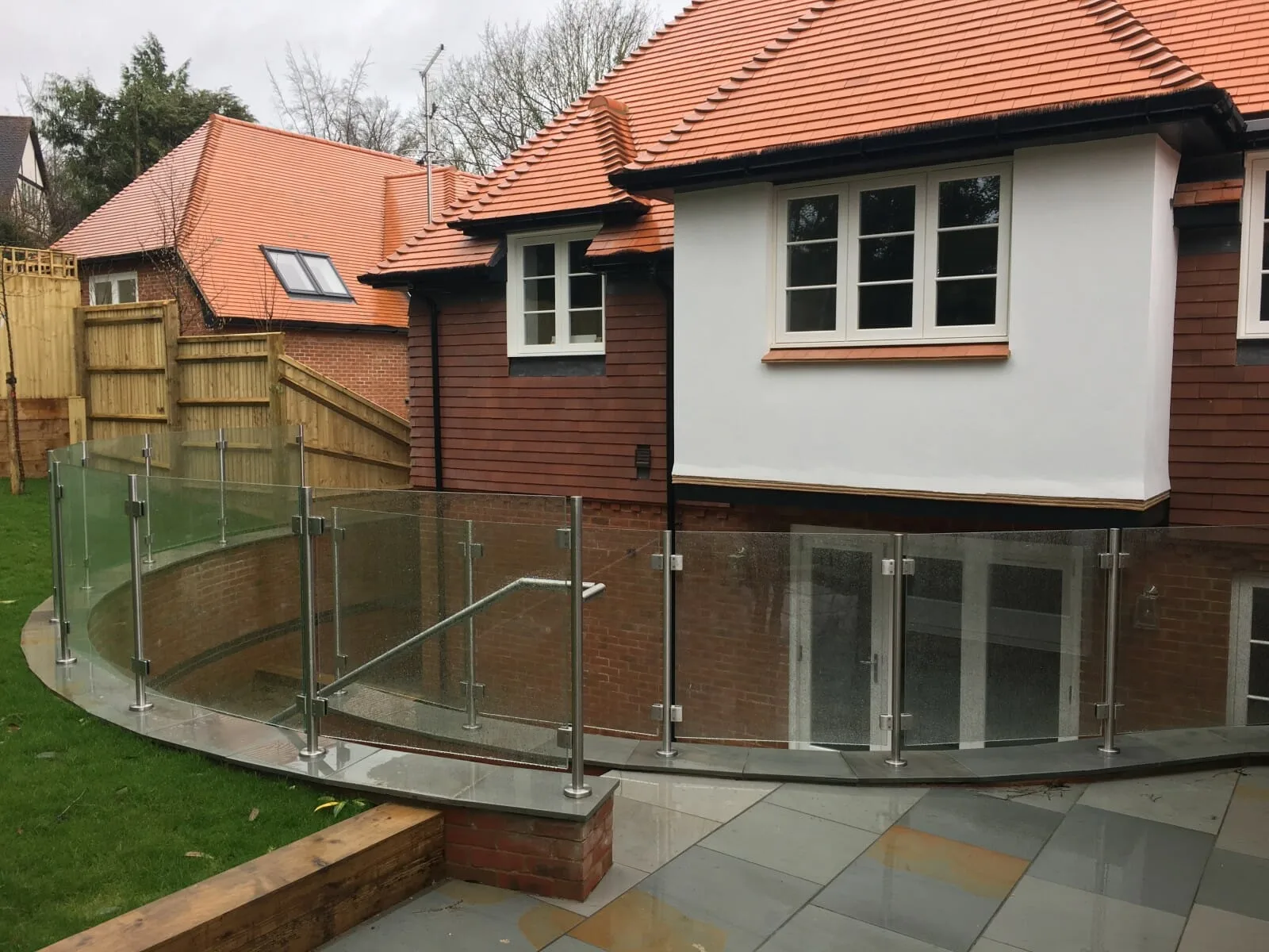 Round post glass balustrade